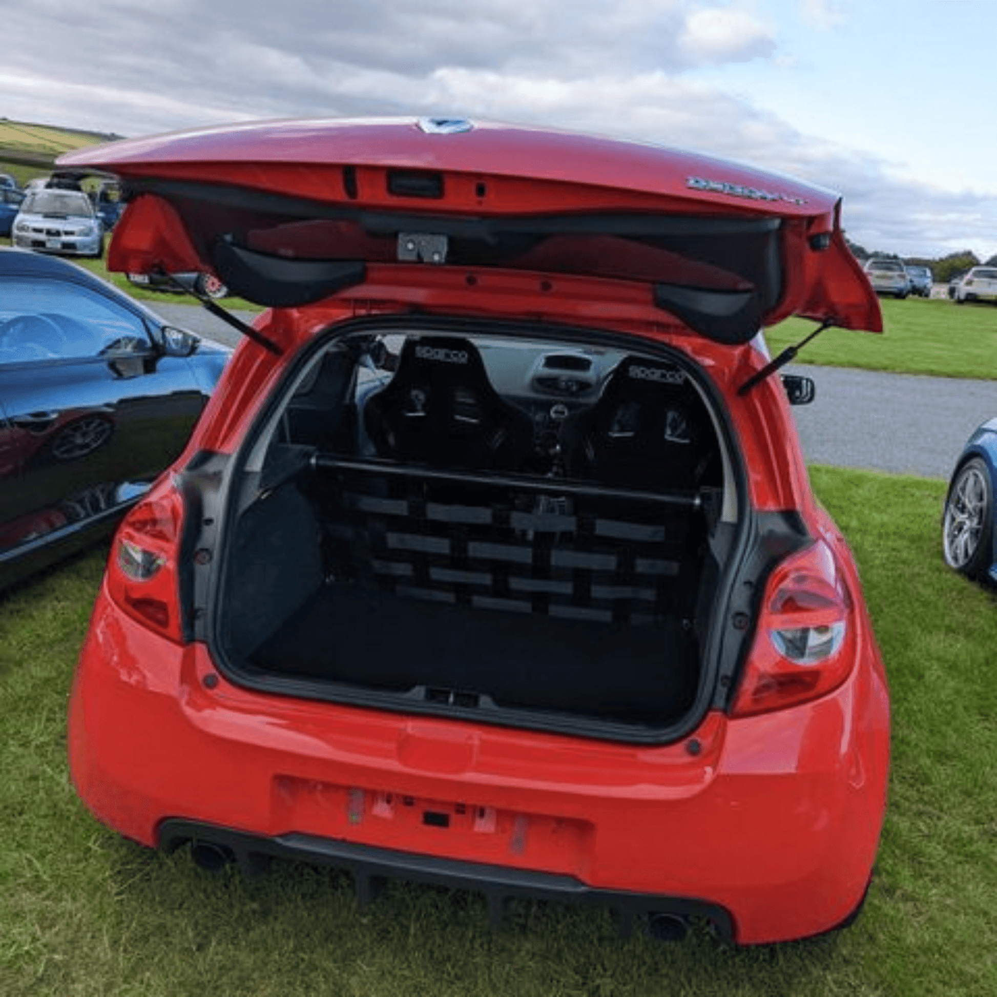 Renault Clio Mk3 197 200 Strut bar and Cargo net cargo-nets.co.uk