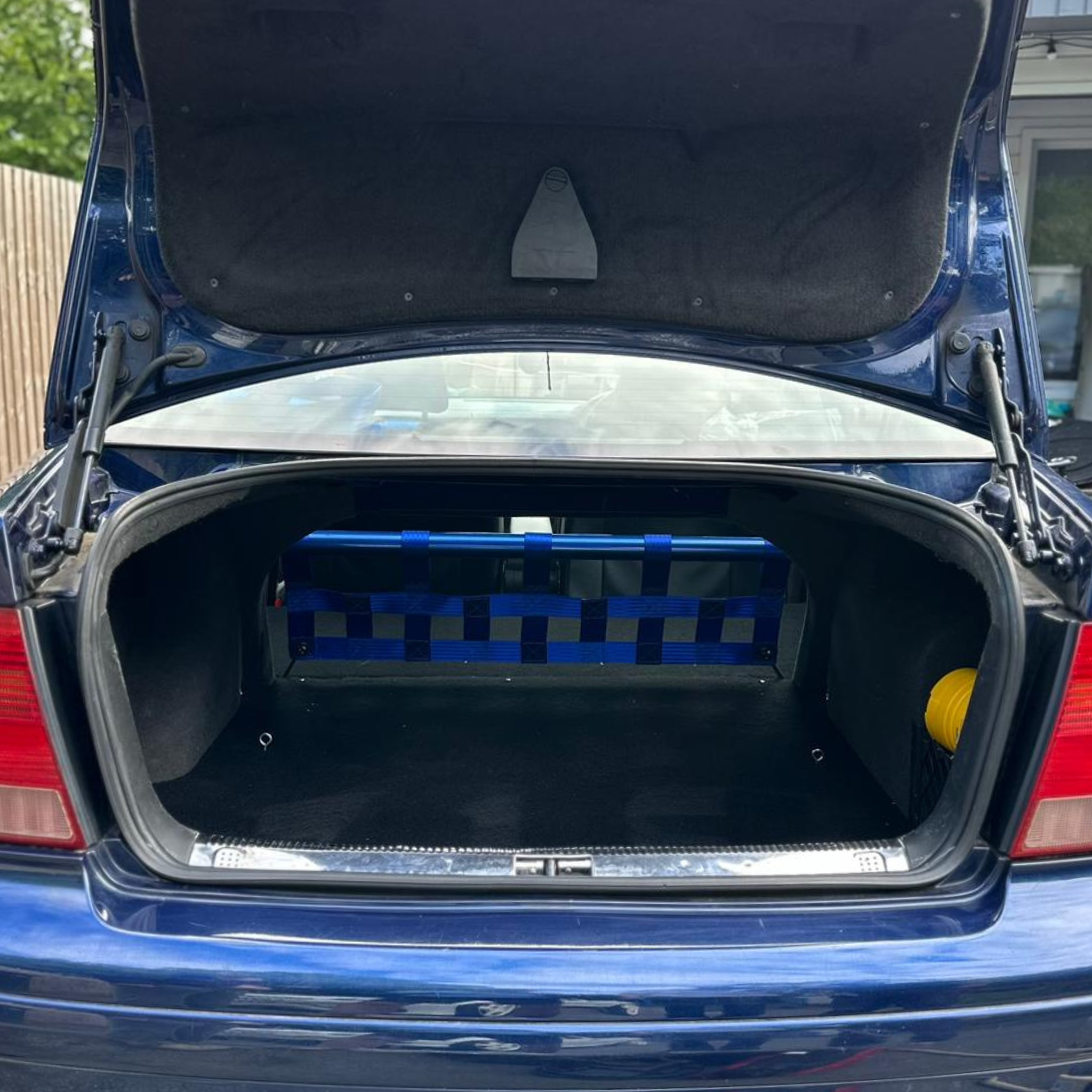 Volkswagen Bora 1J Strut Bar and Cargo Net cargo-nets.co.uk