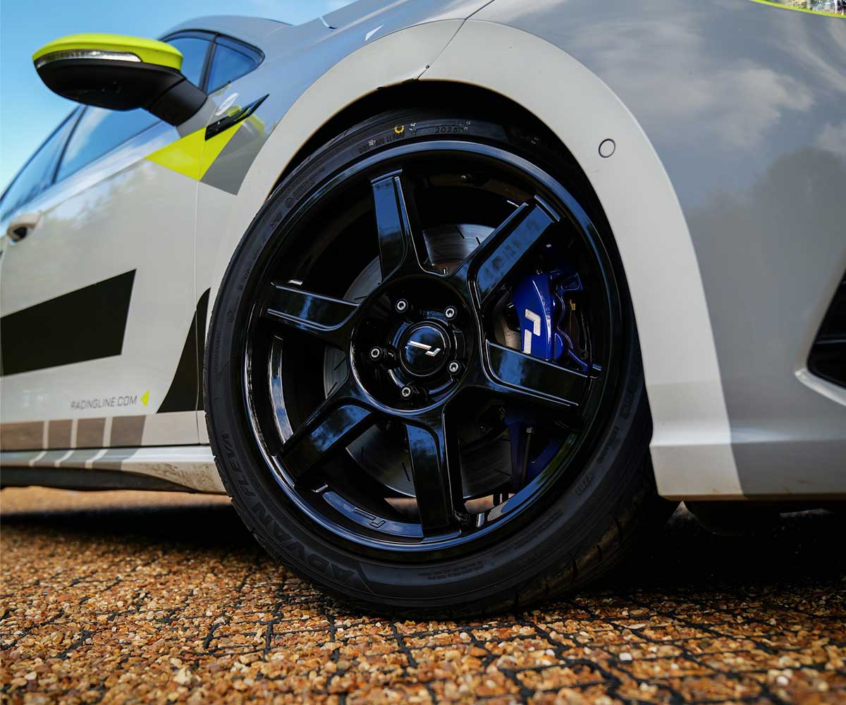 RacingLine VWR R-06 18x8.5 (ET44) Flow Formed Gloss Black Wheel