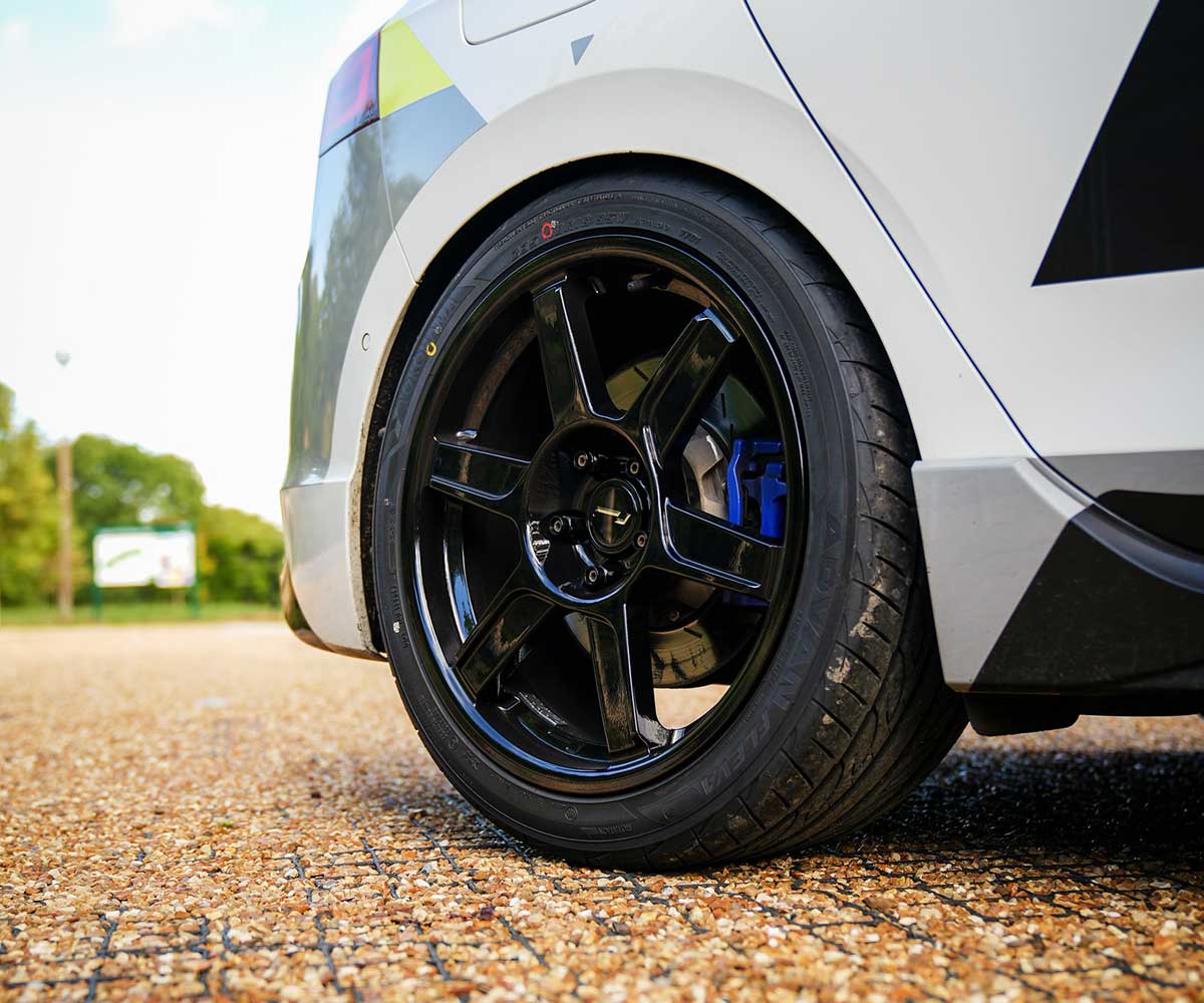 RacingLine VWR R-06 18x8.5 (ET44) Flow Formed Gloss Black Wheel