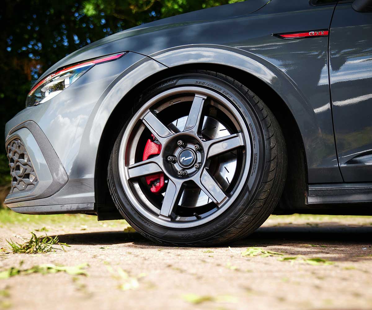 RacingLine VWR R-06 18x8.5 (ET44) Flow Formed Gloss Gunmetal Wheel
