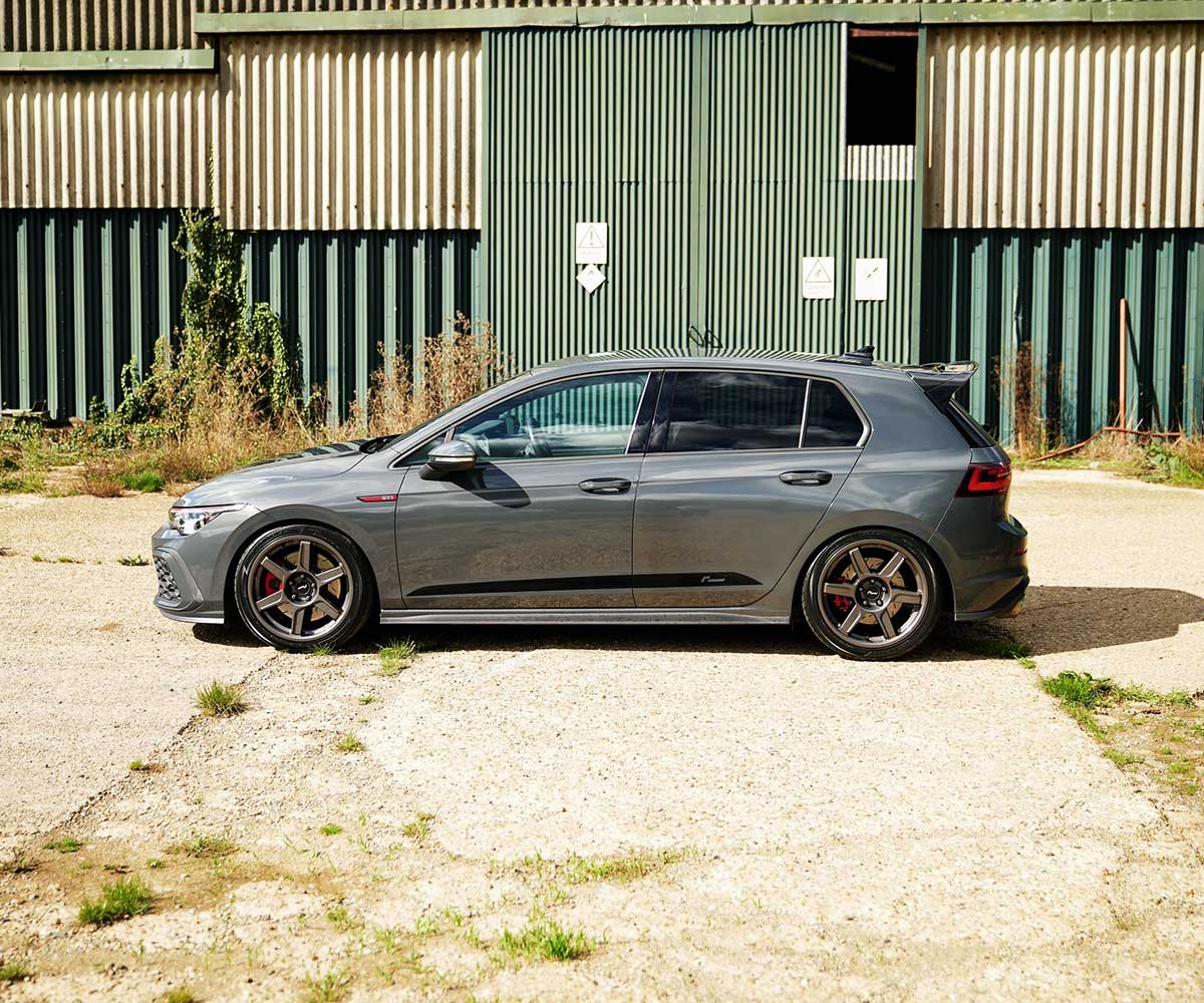 RacingLine VWR R-06 18x8.5 (ET44) Flow Formed Gloss Gunmetal Wheel