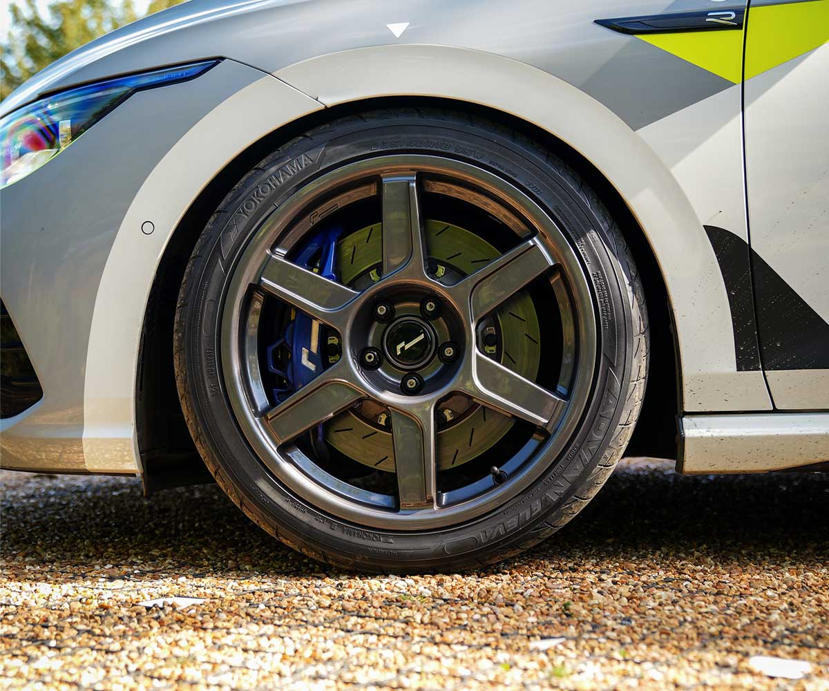 RacingLine VWR R-06 18x8.5 (ET44) Flow Formed Gloss Gunmetal Wheel